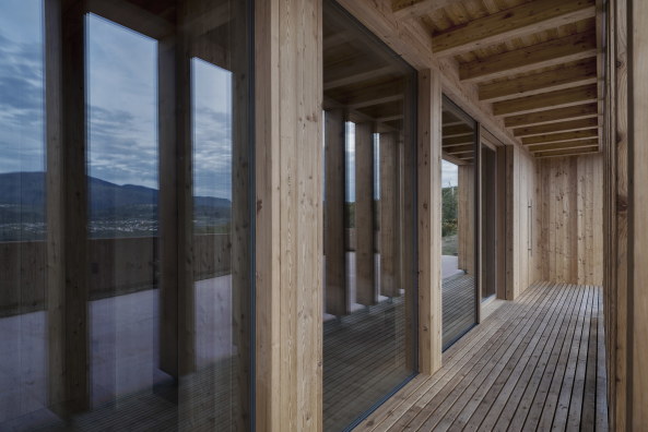 Gemeindezentrum, Sozialzentrum, Neubau, wood, Holz, Fertigstellung, Comune di Cles, F.lli Borghesi Cles TN, Holzbau, Italy, Italien, 2015, 2016, Paolo Leonardi, Mariano Dallago, Torino, Turin, Norditalien, Sozialzentrum, Mak costruzioni Lavis TN, Mirko Franzoso architetto, Architekt, junger Architekt, Italia, Ausblick, Dorf, Rand, Dorfrand, Caltron, Casa sociale, Ausblick, Felder, Wein,