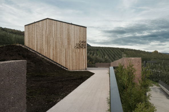 Gemeindezentrum, Sozialzentrum, Neubau, wood, Holz, Fertigstellung, Comune di Cles, F.lli Borghesi Cles TN, Holzbau, Italy, Italien, 2015, 2016, Paolo Leonardi, Mariano Dallago, Torino, Turin, Norditalien, Sozialzentrum, Mak costruzioni Lavis TN, Mirko Franzoso architetto, Architekt, junger Architekt, Italia, Ausblick, Dorf, Rand, Dorfrand, Caltron, Casa sociale, Ausblick, Felder, Wein,