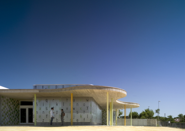 Beton, rechtwinklig, Stelzen, Oberlichter, Montessori, Howard Gardner, Neuroethik, Cadiz, Spanien, primary school 225 kids, concrete, round, organic, Gabriel Verd
