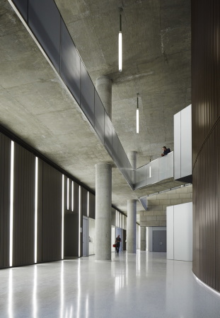 limestone, Gordon Parks Arts Hall, University of Chicago Laboratory Schools, lab school, John Dewey, Valerio Dewalt Train Associates, Neubau, Ateliergebude, Realisierung, Fertigstellung, Glas, Stahl, Beton, Concrete, 2015, 2016, Amercia, Amerika, USA, Nordamerika, Sandstein, Kunst, Medien, Media, Bildung, Lehre, Ausbildung, Privatschule