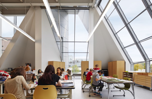 limestone, Gordon Parks Arts Hall, University of Chicago Laboratory Schools, lab school, John Dewey, Valerio Dewalt Train Associates, Neubau, Ateliergebude, Realisierung, Fertigstellung, Glas, Stahl, Beton, Concrete, 2015, 2016, Amercia, Amerika, USA, Nordamerika, Sandstein, Kunst, Medien, Media, Bildung, Lehre, Ausbildung, Privatschule