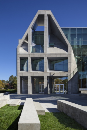 limestone, Gordon Parks Arts Hall, University of Chicago Laboratory Schools, lab school, John Dewey, Valerio Dewalt Train Associates, Neubau, Ateliergebude, Realisierung, Fertigstellung, Glas, Stahl, Beton, Concrete, 2015, 2016, Amercia, Amerika, USA, Nordamerika, Sandstein, Kunst, Medien, Media, Bildung, Lehre, Ausbildung, Privatschule