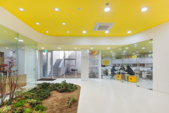 Kyungsub Shin, Jungmin Nam, Oa-lab, kleine bunte landmarke, landmarke, beton, flower, flower+, fassade, blumen, farben, vertikale promenade, garten, kita, kindergarten, freiraum