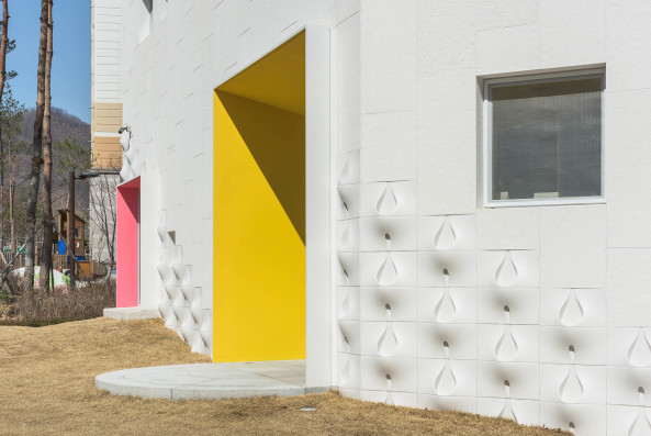 Kyungsub Shin, Jungmin Nam, Oa-lab, kleine bunte landmarke, landmarke, beton, flower, flower+, fassade, blumen, farben, vertikale promenade, garten, kita, kindergarten, freiraum
