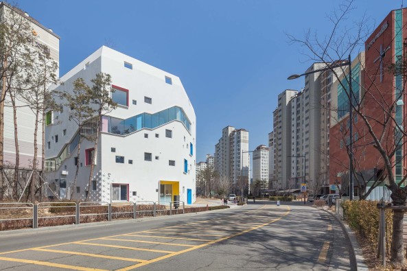 Kyungsub Shin, Jungmin Nam, Oa-lab, kleine bunte landmarke, landmarke, beton, flower, flower+, fassade, blumen, farben, vertikale promenade, garten, kita, kindergarten, freiraum