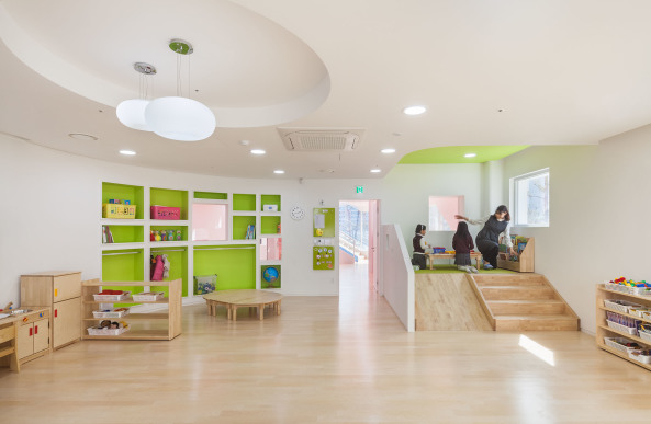 Kyungsub Shin, Jungmin Nam, Oa-lab, kleine bunte landmarke, landmarke, beton, flower, flower+, fassade, blumen, farben, vertikale promenade, garten, kita, kindergarten, freiraum