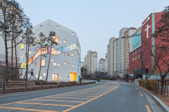 Kyungsub Shin, Jungmin Nam, Oa-lab, kleine bunte landmarke, landmarke, beton, flower, flower+, fassade, blumen, farben, vertikale promenade, garten, kita, kindergarten, freiraum