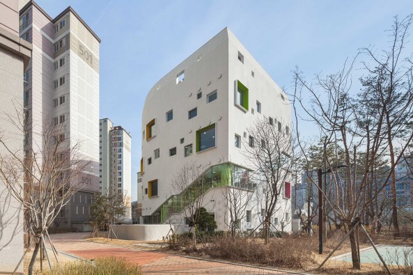 Kyungsub Shin, Jungmin Nam, Oa-lab, kleine bunte landmarke, landmarke, beton, flower, flower+, fassade, blumen, farben, vertikale promenade, garten, kita, kindergarten, freiraum