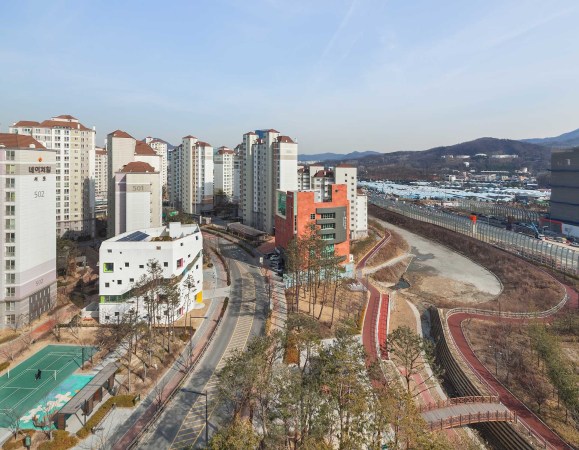 Kyungsub Shin, Jungmin Nam, Oa-lab, kleine bunte landmarke, landmarke, beton, flower, flower+, fassade, blumen, farben, vertikale promenade, garten, kita, kindergarten, freiraum