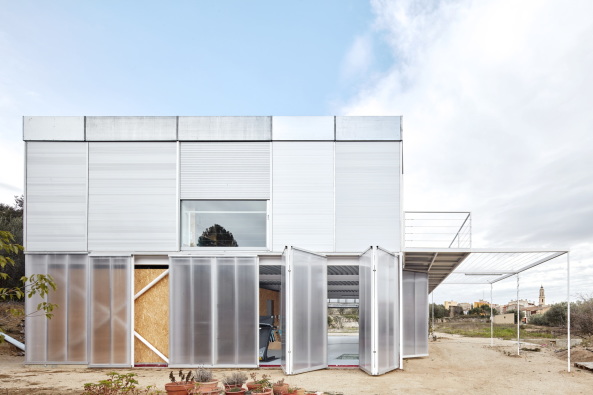 Maison de Jaoul, Pierre Koenig, Stahl House, Neubau, Moderne, Wohnhaus, OE House, Cristina Goberna, Urtzi Grau, Jos Hevia, Le Corbusier, Fake Industries Architectural Agonism + Aixopluc,  Ricard Pau, Jordi Royo, Josep Maria Delmuns, montage, PVC, Stegplatten, Backstein, Decke, Backsteindecke, 2016, 2015, Spain, concrete, brick, Klinker, Catalonia, Kste, Meer, Mittelmeer, Villa, modernism, Neubau, new building,