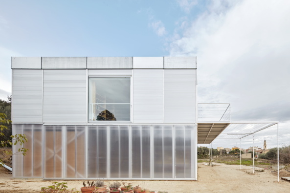 Maison de Jaoul, Pierre Koenig, Stahl House, Neubau, Moderne, Wohnhaus, OE House, Cristina Goberna, Urtzi Grau, Jos Hevia, Le Corbusier, Fake Industries Architectural Agonism + Aixopluc,  Ricard Pau, Jordi Royo, Josep Maria Delmuns, montage, PVC, Stegplatten, Backstein, Decke, Backsteindecke, 2016, 2015, Spain, concrete, brick, Klinker, Catalonia, Kste, Meer, Mittelmeer, Villa, modernism, Neubau, new building,