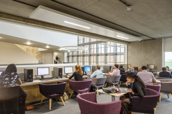 Holzhaus, Holzbau, Laborgebude, Labor Neubau. 2015, England, Great Britain, British architects, Briten, Norwich, University of East Anglia, Hawkins\Brown completes Bob Champion Building, research, Forschungsarchitektur, Forschungsbau, Gewerbegebiet, Uni, education, wood,