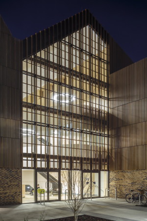 Holzhaus, Holzbau, Laborgebude, Labor Neubau. 2015, England, Great Britain, British architects, Briten, Norwich, University of East Anglia, Hawkins\Brown completes Bob Champion Building, research, Forschungsarchitektur, Forschungsbau, Gewerbegebiet, Uni, education, wood,