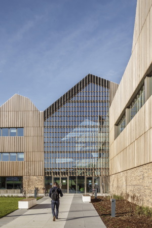 Holzhaus, Holzbau, Laborgebude, Labor Neubau. 2015, England, Great Britain, British architects, Briten, Norwich, University of East Anglia, Hawkins\Brown completes Bob Champion Building, research, Forschungsarchitektur, Forschungsbau, Gewerbegebiet, Uni, education, wood,