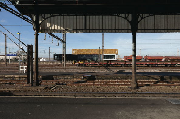 Mediatheque, Angouleme, loci anima - Franoise Raynaud, Medienbibliothek, Planetensymbolik, symbolism, planets, postmodern, Postmoderne, Anthrazit, anthrazit, cupper, Kupfer, gold, Saturn, Mars, Sonne, Sun, Jupiter, Alpha