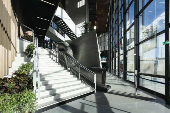 Mediatheque, Angouleme, loci anima - Franoise Raynaud, Medienbibliothek, Planetensymbolik, symbolism, planets, postmodern, Postmoderne, Anthrazit, anthrazit, cupper, Kupfer, gold, Saturn, Mars, Sonne, Sun, Jupiter, Alpha