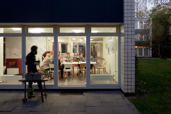 Keine Angst vor Partizipation!  Wohnen heute, Architekturmuseum Mnchen, Hilde Strobl, Andres Lepik, Karin Leydecker, WagnisART, Die Baupiloten, Kalkbreite, Spreefeld Berlin, Baugurppe, Baugenossenschaft, Zusammen Bauen, Ausstellung in Mnchen, Pinakothek, ABC der Partizipation, Partizipation, Mller Sigrist Architekten, Wohnungskrise, Wohnungsfrage, Wohnung gesucht, Neues Bauen, Robert Owens, Industrial Village, Frauenwohnen