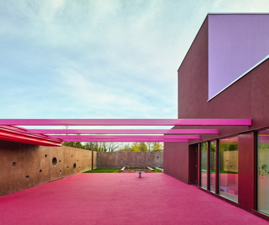 14 Rue de la Fabrique, Frankreich, 68530, France, Neubau, Kindergarten, Nursery, Kitat, Kinderkrippe, Farbe, Pink, red, rot, concrete, Beton, Block, castle, Burg, Buhl, Rgion de Guebwiller, Dominique Coulon & associs, David Romero-Uzeda, Olivier Nicollas, Farbkonzept, Elsass, l'Alsace, Deutschlang, german border,