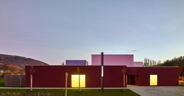 14 Rue de la Fabrique, Frankreich, 68530, France, Neubau, Kindergarten, Nursery, Kitat, Kinderkrippe, Farbe, Pink, red, rot, concrete, Beton, Block, castle, Burg, Buhl, Rgion de Guebwiller, Dominique Coulon & associs, David Romero-Uzeda, Olivier Nicollas, Farbkonzept, Elsass, l'Alsace, Deutschlang, german border,