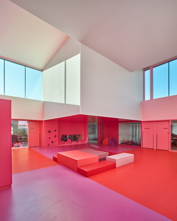 14 Rue de la Fabrique, Frankreich, 68530, France, Neubau, Kindergarten, Nursery, Kitat, Kinderkrippe, Farbe, Pink, red, rot, concrete, Beton, Block, castle, Burg, Buhl, Rgion de Guebwiller, Dominique Coulon & associs, David Romero-Uzeda, Olivier Nicollas, Farbkonzept, Elsass, l'Alsace, Deutschlang, german border,