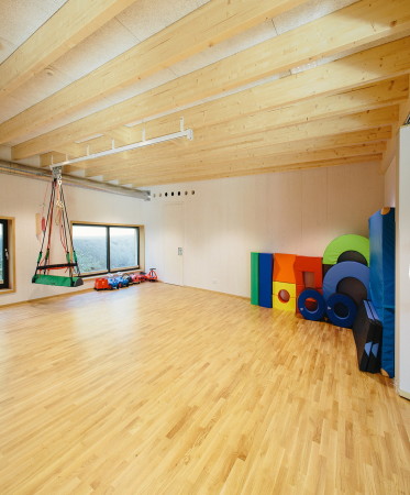 Holz, Alpen, Kindergarten, reitter_architekten, Innsbruck, Atrium, Wnadelgang, wood, alps, progressive pedagogical, kids, one-level-building, Flach, Flachdach