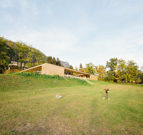 Holz, Alpen, Kindergarten, reitter_architekten, Innsbruck, Atrium, Wnadelgang, wood, alps, progressive pedagogical, kids, one-level-building, Flach, Flachdach