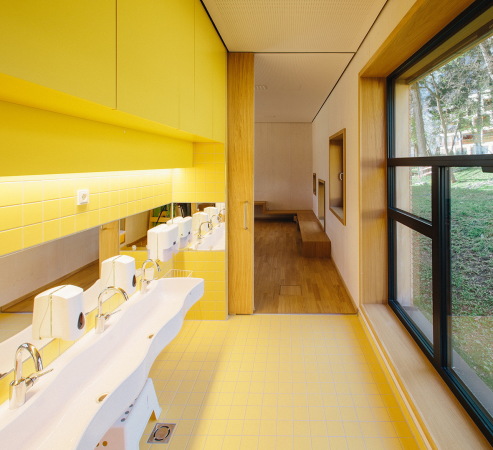 Holz, Alpen, Kindergarten, reitter_architekten, Innsbruck, Atrium, Wnadelgang, wood, alps, progressive pedagogical, kids, one-level-building, Flach, Flachdach