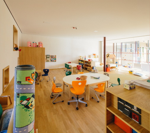 Holz, Alpen, Kindergarten, reitter_architekten, Innsbruck, Atrium, Wnadelgang, wood, alps, progressive pedagogical, kids, one-level-building, Flach, Flachdach
