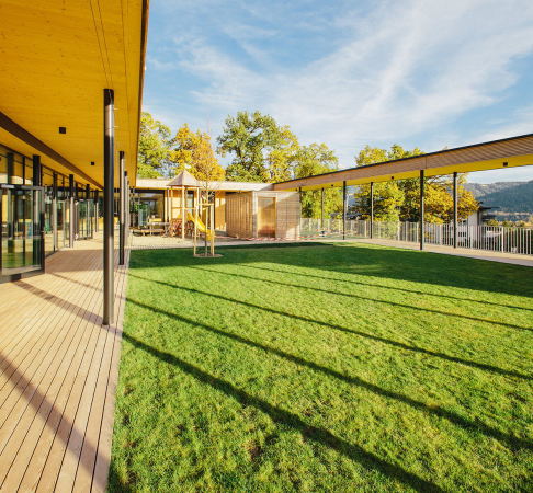 Holz, Alpen, Kindergarten, reitter_architekten, Innsbruck, Atrium, Wnadelgang, wood, alps, progressive pedagogical, kids, one-level-building, Flach, Flachdach
