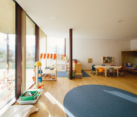 Holz, Alpen, Kindergarten, reitter_architekten, Innsbruck, Atrium, Wnadelgang, wood, alps, progressive pedagogical, kids, one-level-building, Flach, Flachdach