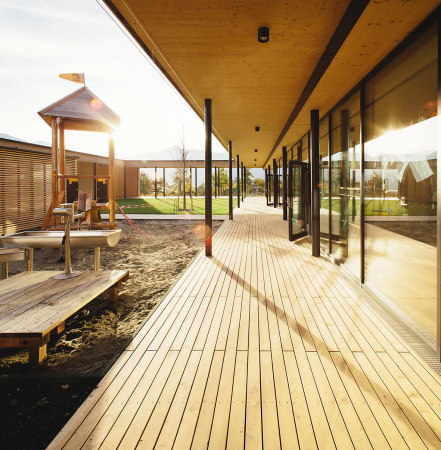 Holz, Alpen, Kindergarten, reitter_architekten, Innsbruck, Atrium, Wnadelgang, wood, alps, progressive pedagogical, kids, one-level-building, Flach, Flachdach