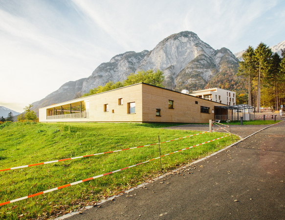 Holz, Alpen, Kindergarten, reitter_architekten, Innsbruck, Atrium, Wnadelgang, wood, alps, progressive pedagogical, kids, one-level-building, Flach, Flachdach