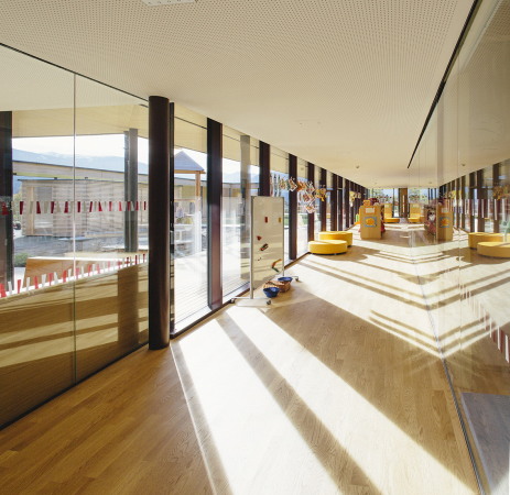 Holz, Alpen, Kindergarten, reitter_architekten, Innsbruck, Atrium, Wnadelgang, wood, alps, progressive pedagogical, kids, one-level-building, Flach, Flachdach