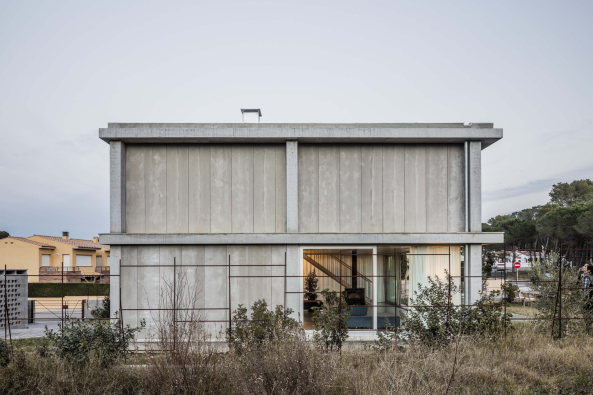 LEscala, Spanien, Neubau, Wohungsbau, Fertigstellung, Beton, Concrete, Bungalow, Glas, Stahl, minimal, minimalistisch, Casa 1217, Harquitectes, Adri Goula, Carla Piol Moreno, zweigeschossig, two stories house, private house, Spanien, Spain, 2015, 2016