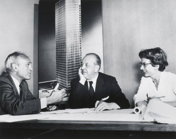 Philip Johnson, Ludwig Mies van der Rohe und Phyllis Lambert, New York, 1955, Foto: Fonds Phyllis Lambert, CCA Montreal,  United Press
