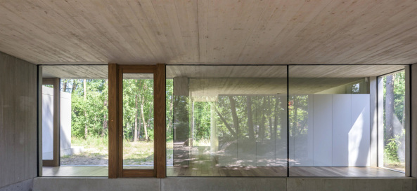 Luc Roymans, Neubau, Beton, concrete, Einfamilienhaus, single family house, Belgium, Belgien, 2015, 2016, Fertigstellung, Kuben, kubisch, offen, Wald, trees, pine trees, erdig, Glas, Panoramascheiben, Glasscheiben, Wohnzimmer, Familie, Architektur, modern, Modernism, Haus imd Wald, roh, rau, unbehandelt, schn, Holz, Ausbau, sculp[IT]architecten, Silvia Mertens, COBE BV,