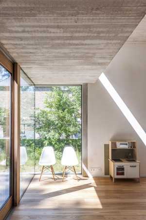 Luc Roymans, Neubau, Beton, concrete, Einfamilienhaus, single family house, Belgium, Belgien, 2015, 2016, Fertigstellung, Kuben, kubisch, offen, Wald, trees, pine trees, erdig, Glas, Panoramascheiben, Glasscheiben, Wohnzimmer, Familie, Architektur, modern, Modernism, Haus imd Wald, roh, rau, unbehandelt, schn, Holz, Ausbau, sculp[IT]architecten, Silvia Mertens, COBE BV,