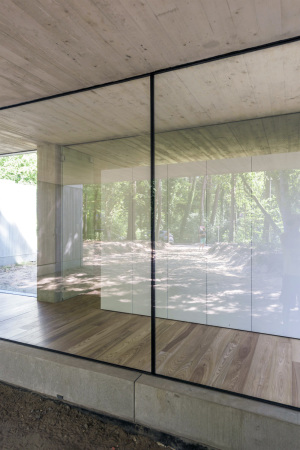 Luc Roymans, Neubau, Beton, concrete, Einfamilienhaus, single family house, Belgium, Belgien, 2015, 2016, Fertigstellung, Kuben, kubisch, offen, Wald, trees, pine trees, erdig, Glas, Panoramascheiben, Glasscheiben, Wohnzimmer, Familie, Architektur, modern, Modernism, Haus imd Wald, roh, rau, unbehandelt, schn, Holz, Ausbau, sculp[IT]architecten, Silvia Mertens, COBE BV,