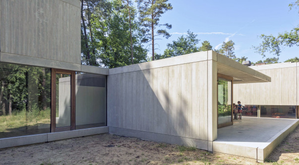 Luc Roymans, Neubau, Beton, concrete, Einfamilienhaus, single family house, Belgium, Belgien, 2015, 2016, Fertigstellung, Kuben, kubisch, offen, Wald, trees, pine trees, erdig, Glas, Panoramascheiben, Glasscheiben, Wohnzimmer, Familie, Architektur, modern, Modernism, Haus imd Wald, roh, rau, unbehandelt, schn, Holz, Ausbau, sculp[IT]architecten, Silvia Mertens, COBE BV,