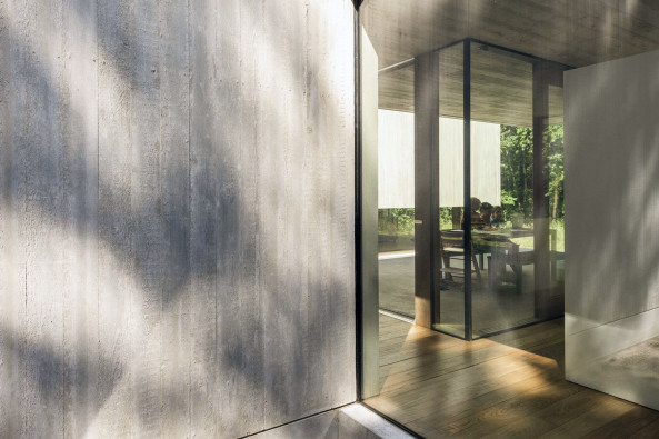 Luc Roymans, Neubau, Beton, concrete, Einfamilienhaus, single family house, Belgium, Belgien, 2015, 2016, Fertigstellung, Kuben, kubisch, offen, Wald, trees, pine trees, erdig, Glas, Panoramascheiben, Glasscheiben, Wohnzimmer, Familie, Architektur, modern, Modernism, Haus imd Wald, roh, rau, unbehandelt, schn, Holz, Ausbau, sculp[IT]architecten, Silvia Mertens, COBE BV,