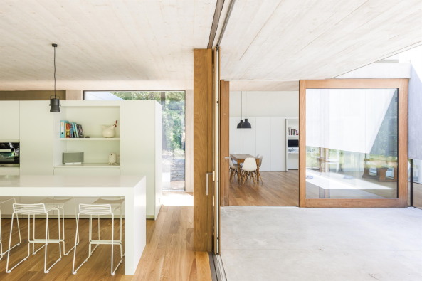 Luc Roymans, Neubau, Beton, concrete, Einfamilienhaus, single family house, Belgium, Belgien, 2015, 2016, Fertigstellung, Kuben, kubisch, offen, Wald, trees, pine trees, erdig, Glas, Panoramascheiben, Glasscheiben, Wohnzimmer, Familie, Architektur, modern, Modernism, Haus imd Wald, roh, rau, unbehandelt, schn, Holz, Ausbau, sculp[IT]architecten, Silvia Mertens, COBE BV,