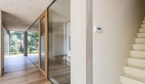 Luc Roymans, Neubau, Beton, concrete, Einfamilienhaus, single family house, Belgium, Belgien, 2015, 2016, Fertigstellung, Kuben, kubisch, offen, Wald, trees, pine trees, erdig, Glas, Panoramascheiben, Glasscheiben, Wohnzimmer, Familie, Architektur, modern, Modernism, Haus imd Wald, roh, rau, unbehandelt, schn, Holz, Ausbau, sculp[IT]architecten, Silvia Mertens, COBE BV,