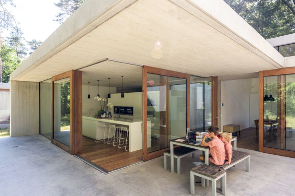 Luc Roymans, Neubau, Beton, concrete, Einfamilienhaus, single family house, Belgium, Belgien, 2015, 2016, Fertigstellung, Kuben, kubisch, offen, Wald, trees, pine trees, erdig, Glas, Panoramascheiben, Glasscheiben, Wohnzimmer, Familie, Architektur, modern, Modernism, Haus imd Wald, roh, rau, unbehandelt, schn, Holz, Ausbau, sculp[IT]architecten, Silvia Mertens, COBE BV,