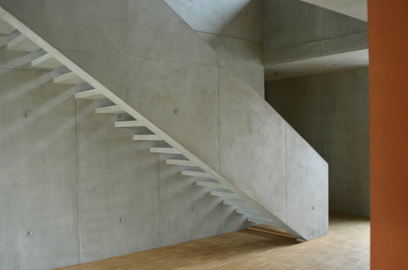 Gemeindezentrum, Pfarrzentrum, Herz Jesu, Neubau, Erweiterung, Beton, 2015, 2016, Ingolstadt, Fertigstellung, Nachkriegszeit, Notkirche, 1963, Sichtschutz, Vorhnge, Farbkonzept, Figur-Grund-Prinzip, Saal, Gemeindezentrum, Beton, concrete, Bavaria, extension, Straenraum, Kubus, simpel, einfach, cube, grey, church, centre, community centre, bodensteiner fest architekten, architects