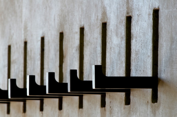 Gemeindezentrum, Pfarrzentrum, Herz Jesu, Neubau, Erweiterung, Beton, 2015, 2016, Ingolstadt, Fertigstellung, Nachkriegszeit, Notkirche, 1963, Sichtschutz, Vorhnge, Farbkonzept, Figur-Grund-Prinzip, Saal, Gemeindezentrum, Beton, concrete, Bavaria, extension, Straenraum, Kubus, simpel, einfach, cube, grey, church, centre, community centre, bodensteiner fest architekten, architects