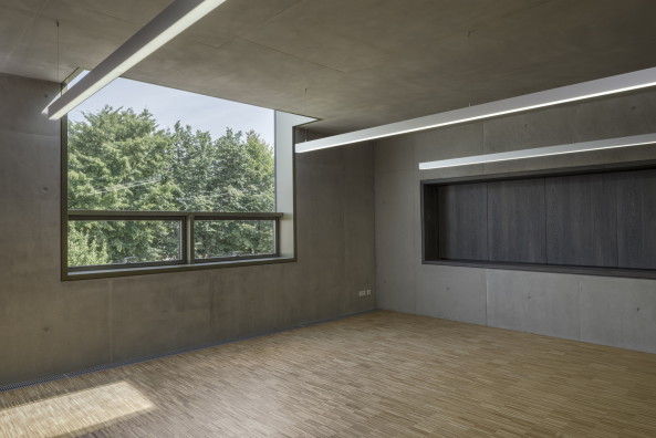 Gemeindezentrum, Pfarrzentrum, Herz Jesu, Neubau, Erweiterung, Beton, 2015, 2016, Ingolstadt, Fertigstellung, Nachkriegszeit, Notkirche, 1963, Sichtschutz, Vorhnge, Farbkonzept, Figur-Grund-Prinzip, Saal, Gemeindezentrum, Beton, concrete, Bavaria, extension, Straenraum, Kubus, simpel, einfach, cube, grey, church, centre, community centre, bodensteiner fest architekten, architects