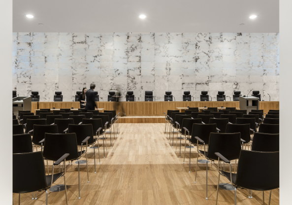 marble, oak, historical reference, supreme court, Den Haag, KAAN architects, basis, glass panels, latticework, judges, atrium, Lichthof, Richter, Gerichtspersonal, getrennte, Erschlieungsweg, funktionale Trennung, Lobby, historische Referenz, Gerichtshof, Marmor, Glas, Gitter, Gitterfassade, Helen Verohoeven