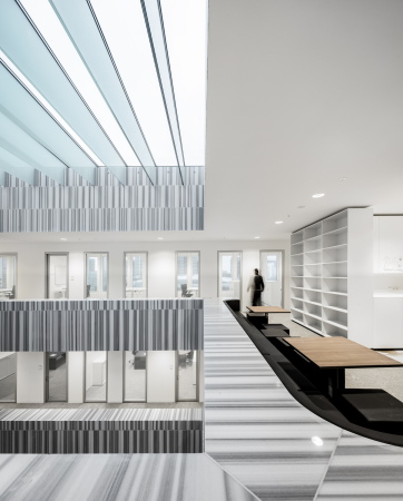 marble, oak, historical reference, supreme court, Den Haag, KAAN architects, basis, glass panels, latticework, judges, atrium, Lichthof, Richter, Gerichtspersonal, getrennte, Erschlieungsweg, funktionale Trennung, Lobby, historische Referenz, Gerichtshof, Marmor, Glas, Gitter, Gitterfassade, Helen Verohoeven