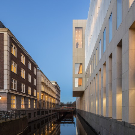 marble, oak, historical reference, supreme court, Den Haag, KAAN architects, basis, glass panels, latticework, judges, atrium, Lichthof, Richter, Gerichtspersonal, getrennte, Erschlieungsweg, funktionale Trennung, Lobby, historische Referenz, Gerichtshof, Marmor, Glas, Gitter, Gitterfassade, Helen Verohoeven