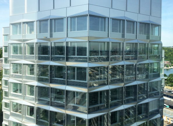 Alumimium, doppelte Verschalung, double layer, cladding, steel frame, glass, renovation, breathable facade, atmende Fassade, doppelte Ummantelung, Stahlrahmen, Glas, Durchlftung, Passage, Halle, Glas, Dachterrassen
